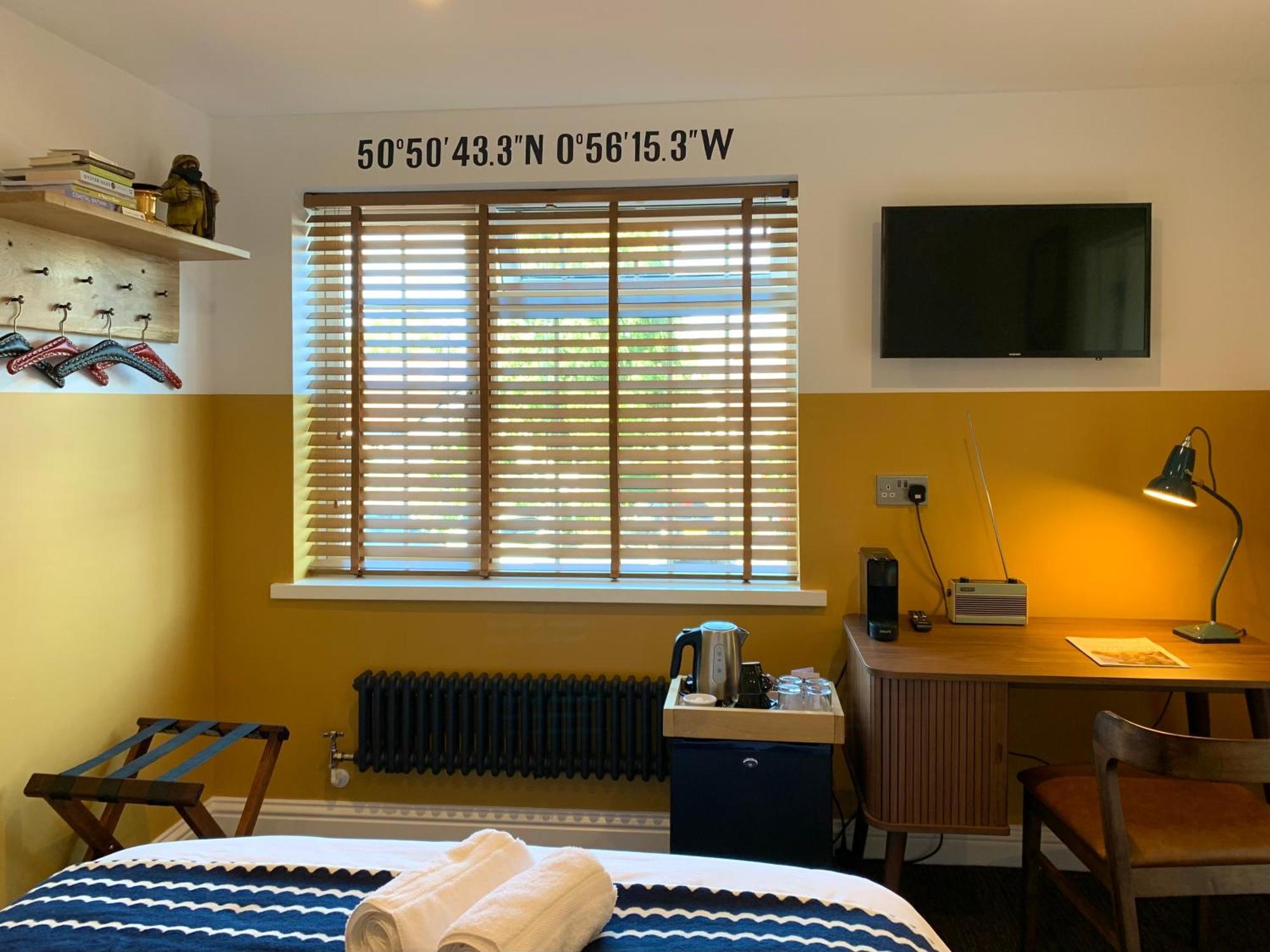 The Blue Bell Inn 埃姆斯沃思 外观 照片